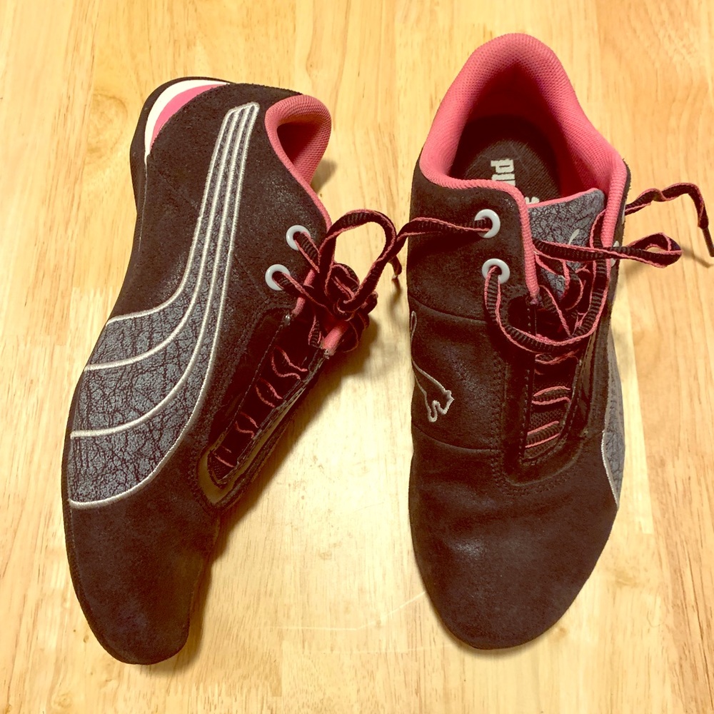 Cute, casual Black & Pink pumas. Size 6.5